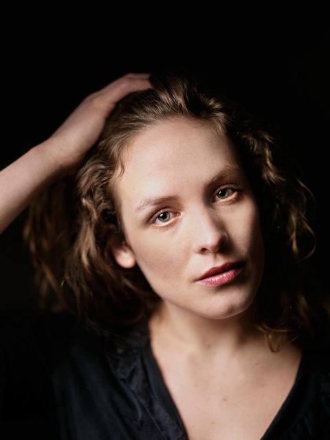 Katharina Lorenz  richtet sich die Haare