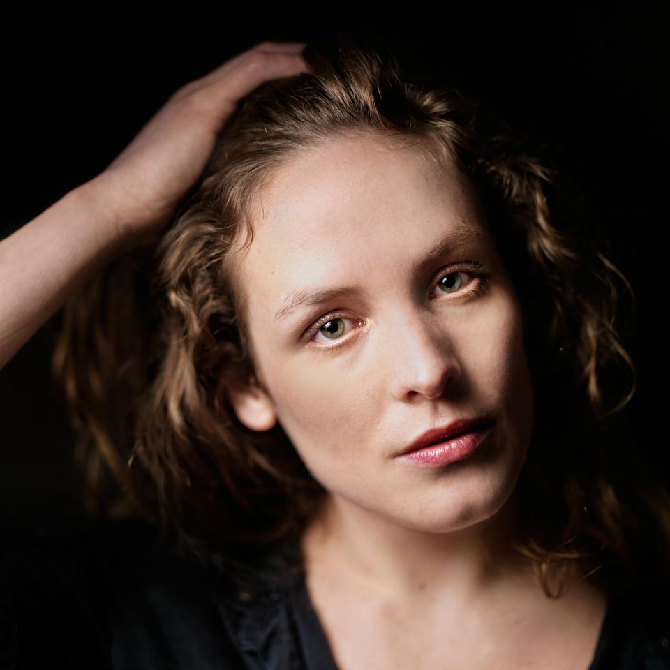 Katharina Lorenz  richtet sich die Haare