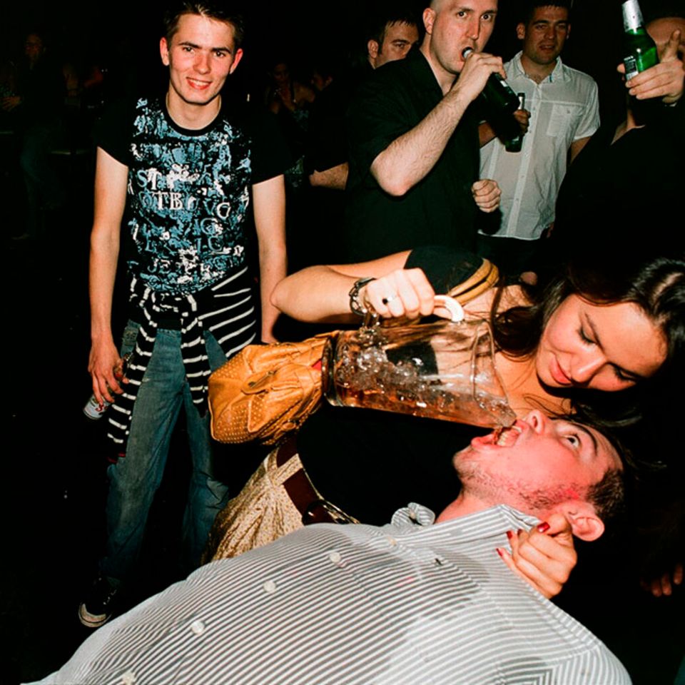 Junge Menschen trinken Alkohol