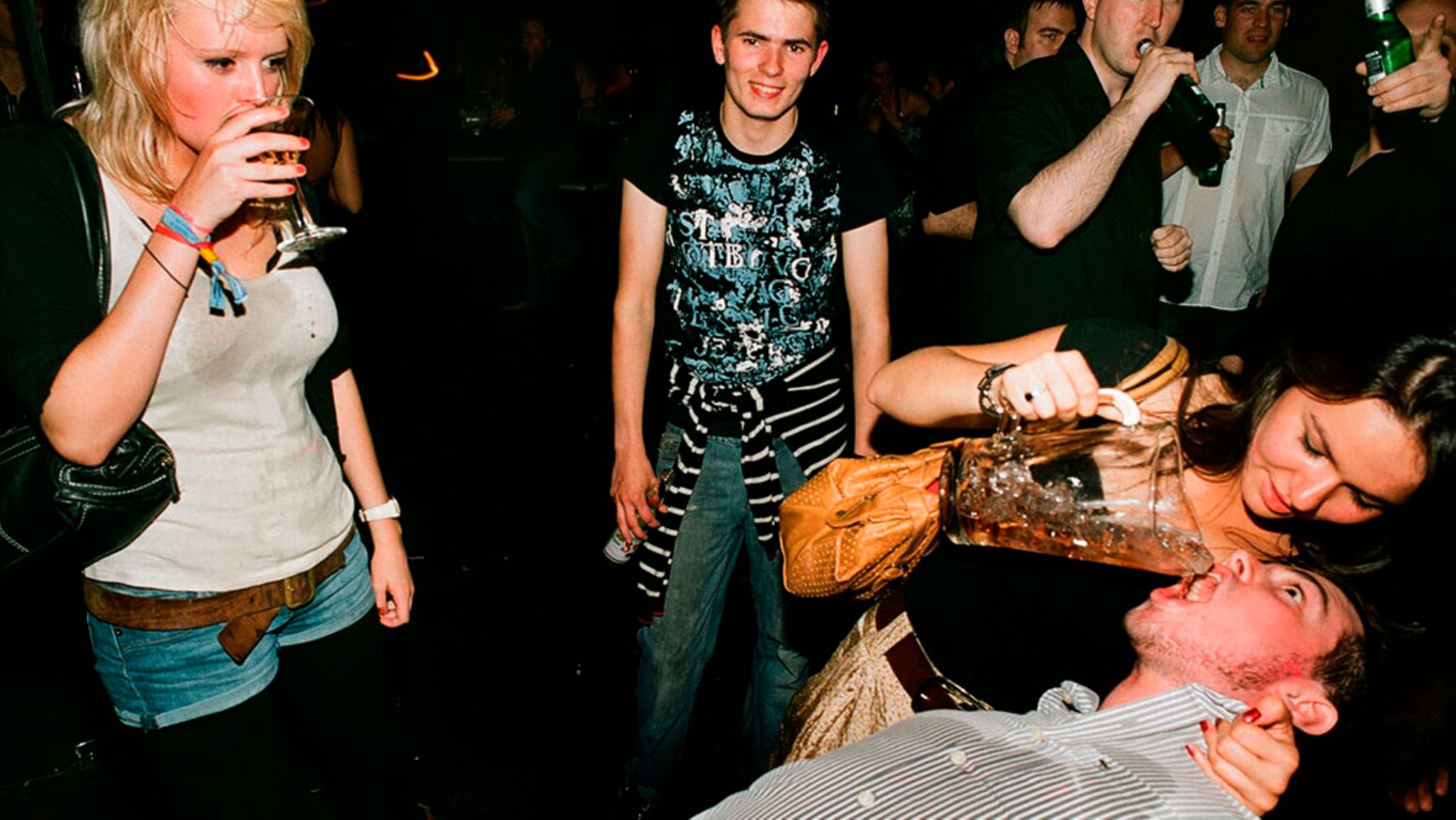 Junge Menschen trinken Alkohol  Junge Menschen trinken Alkohol