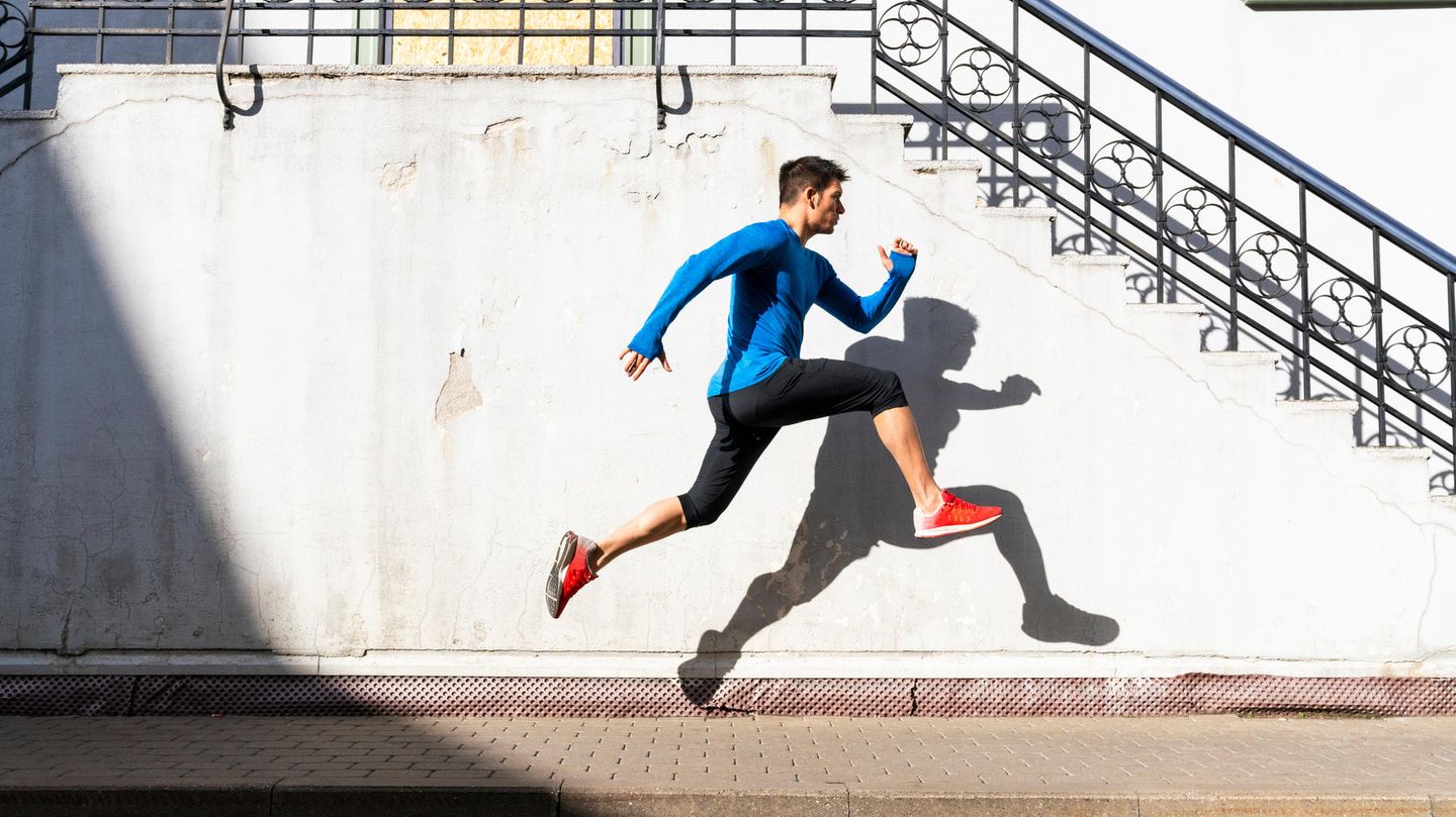 Ein Mann überwindet den inneren Schweinehund und springt über seinen Schatten