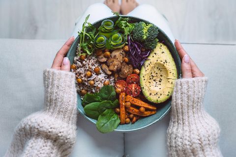 Vegan leben und essen muss nicht kompliziert sein. Wir verraten, wie Sie sich ganz einfach umstellen können