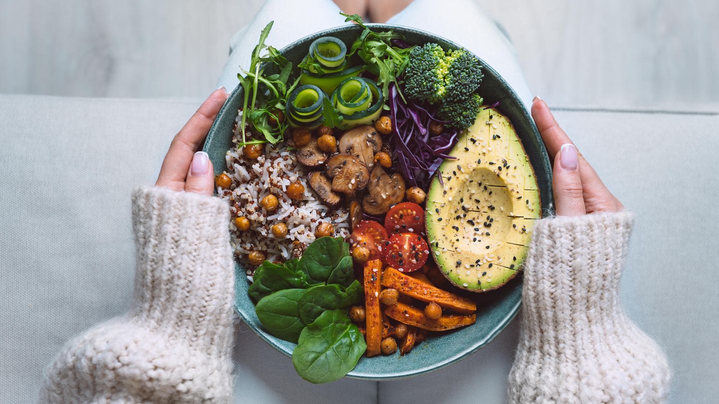 Vegan leben und essen muss nicht kompliziert sein. Wir verraten, wie Sie sich ganz einfach umstellen können