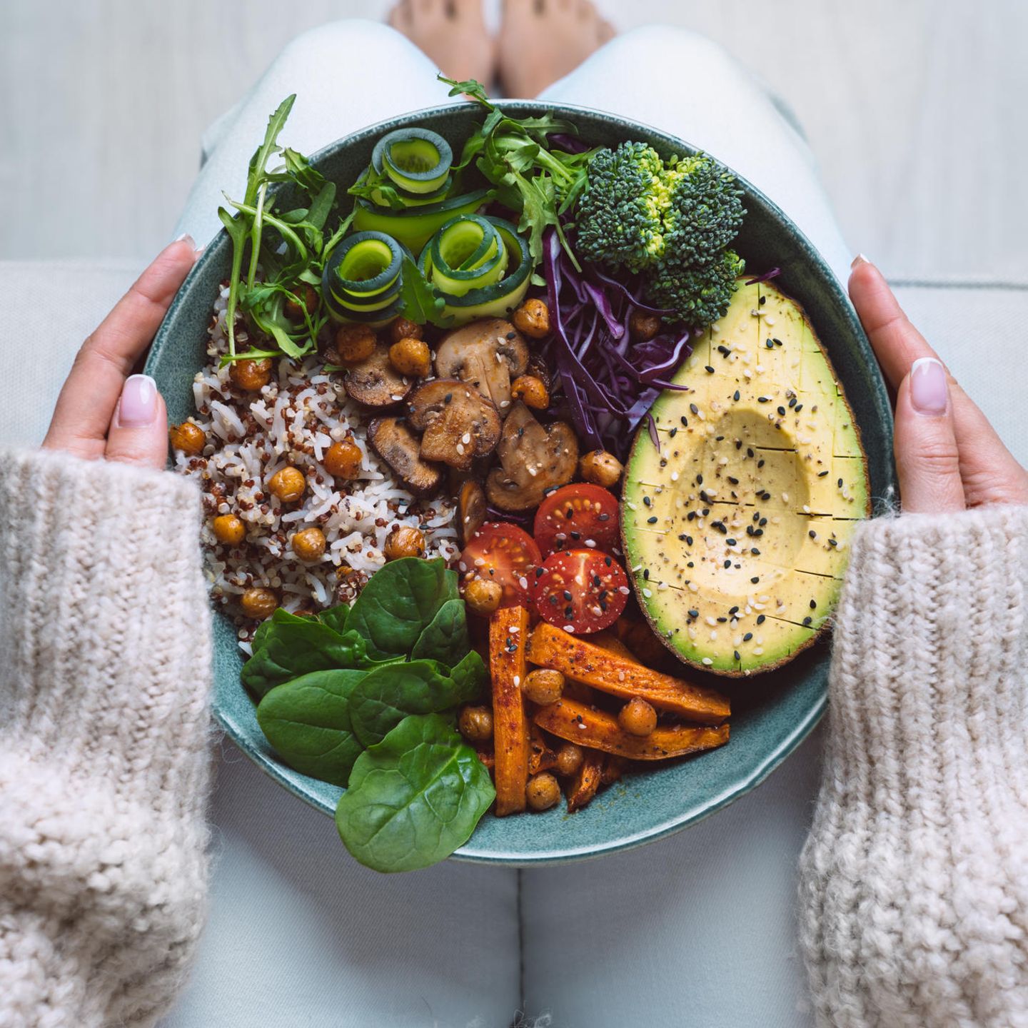 Vegan leben und essen muss nicht kompliziert sein. Wir verraten, wie Sie sich ganz einfach umstellen können