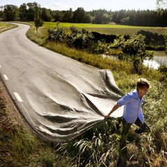 Ein Mann zieht eine Straße über eine Wiese. Illustration von Erik Johansson
