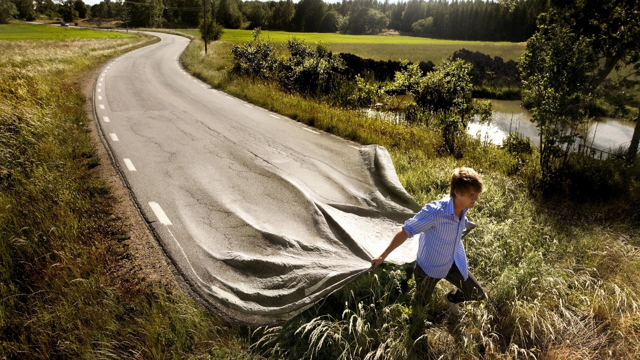 Ein Mann zieht eine Straße über eine Wiese. Illustration von Erik Johansson