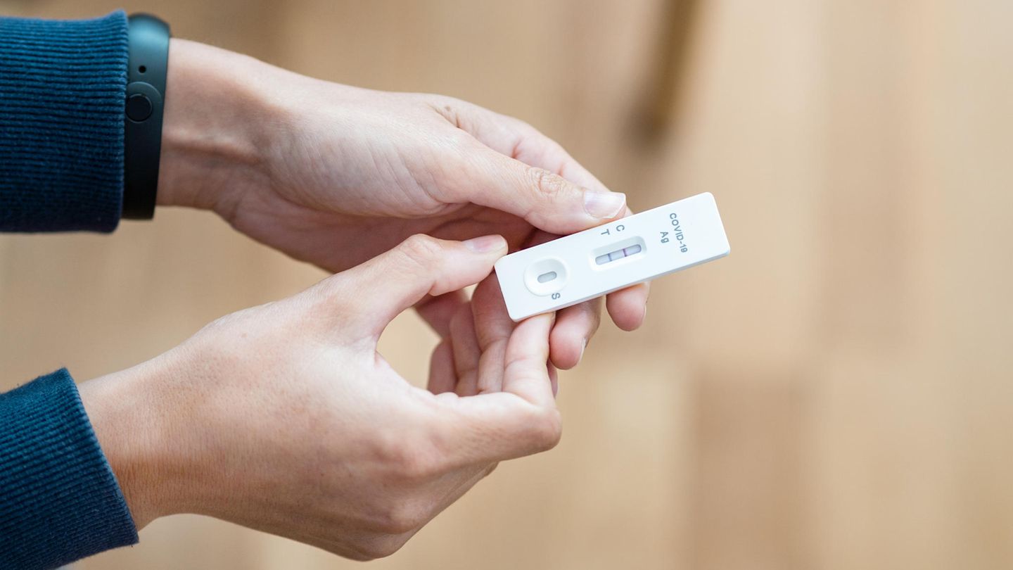 Hände mit positivem Covid Test