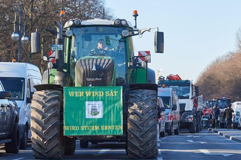 Ein Traktor blockiert während der Proteste eine Straße am Brandenburger Tor