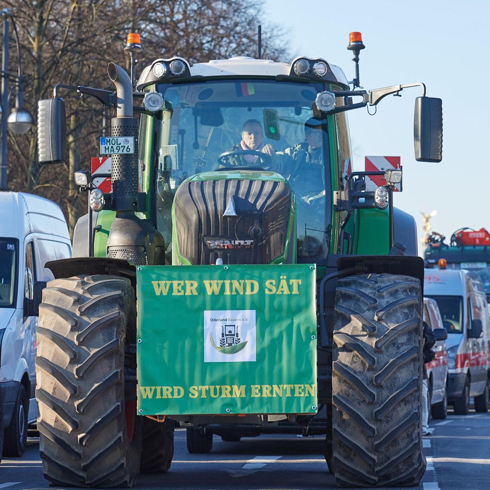 Ein Traktor blockiert während der Proteste eine Straße am Brandenburger Tor