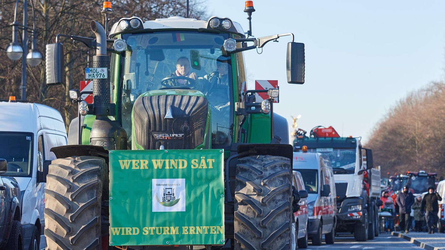 Ein Traktor blockiert während der Proteste eine Straße am Brandenburger Tor