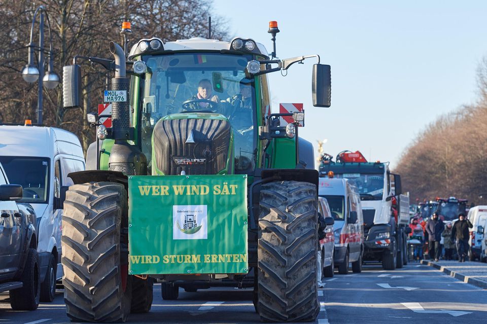 Ein Traktor blockiert während der Proteste eine Straße am Brandenburger Tor  1.5004