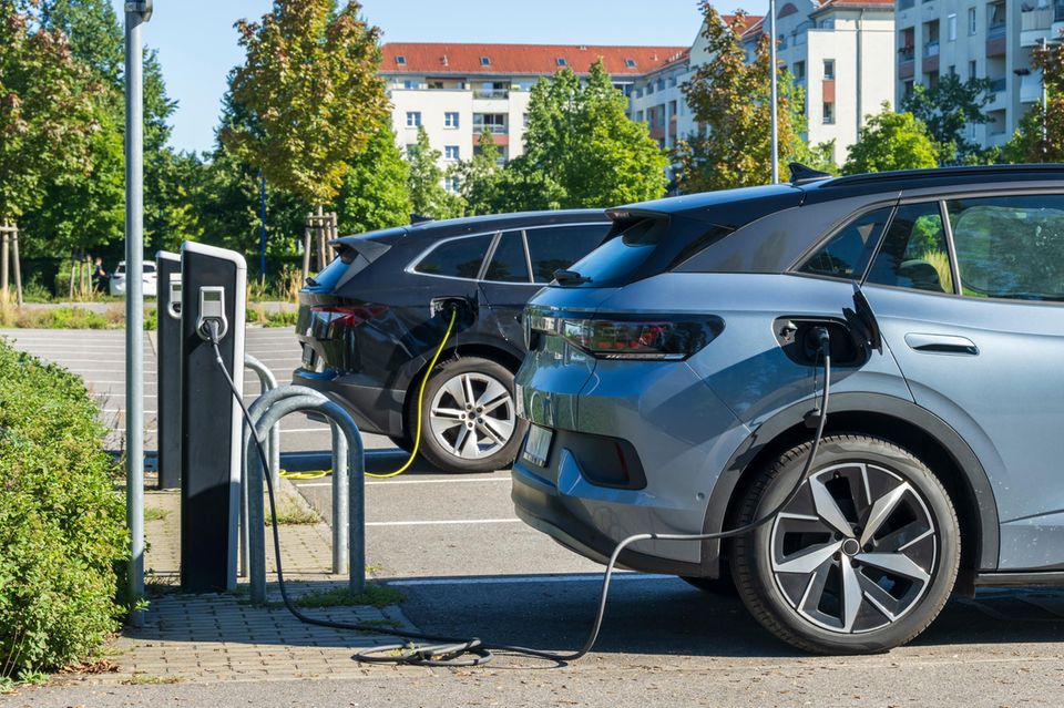 Zwei Elektroautos stehen an einer Ladesäule  1.5004