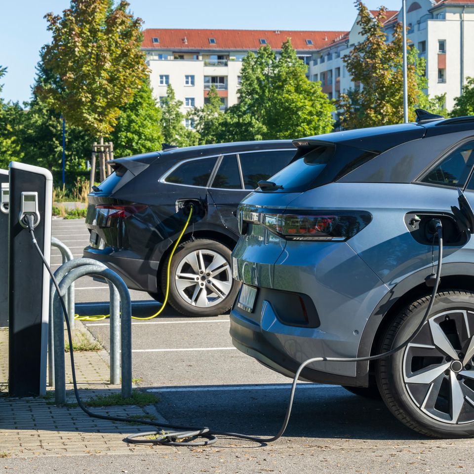 Zwei Elektroautos stehen an einer Ladesäule