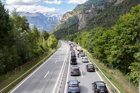 Ein langer Stau bahnt sich seinen Weg in die Schweizer Alpenregion