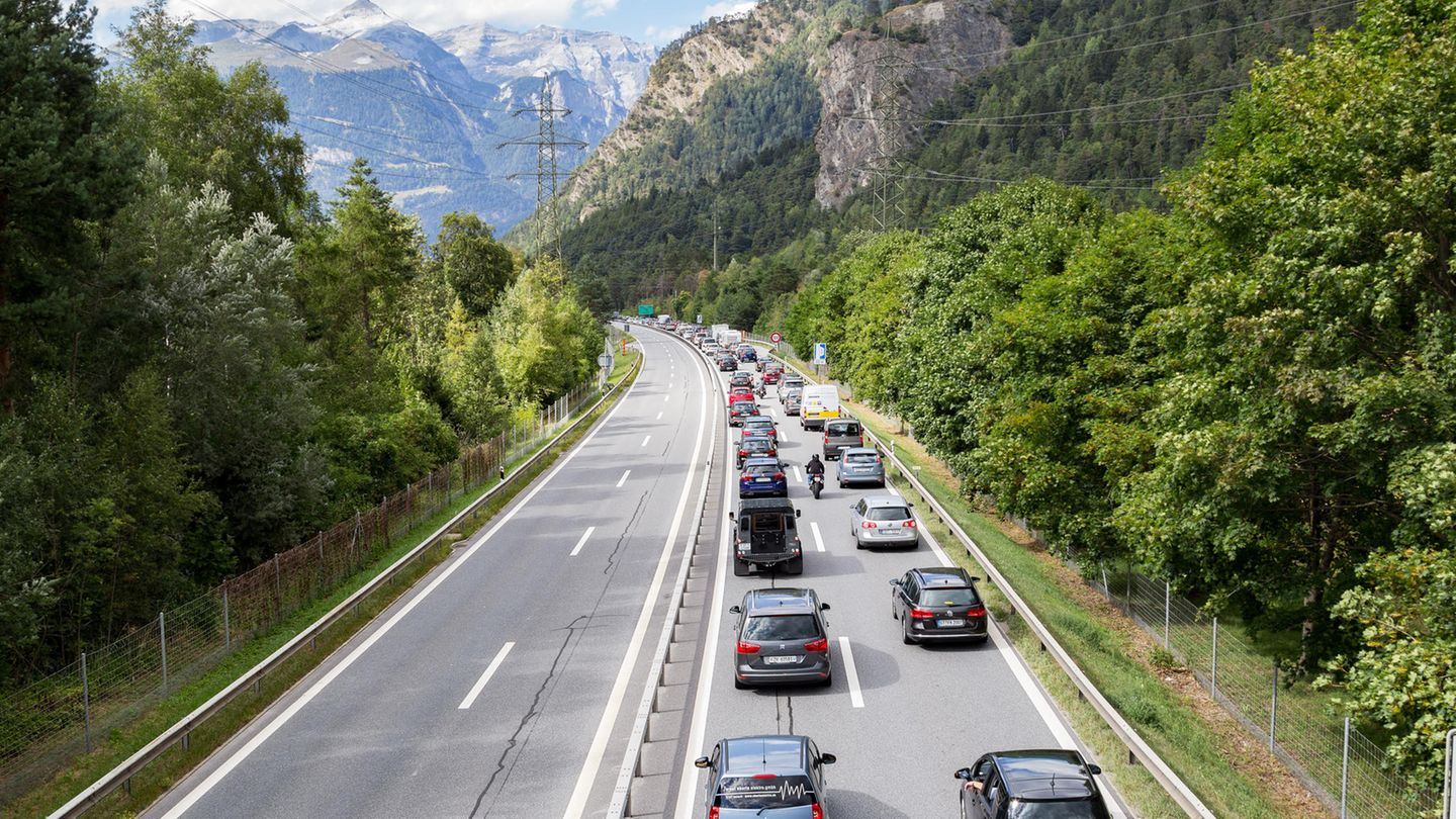 Ein langer Stau bahnt sich seinen Weg in die Schweizer Alpenregion Ein langer Stau bahnt sich seinen Weg in die Schweizer Alpenregion