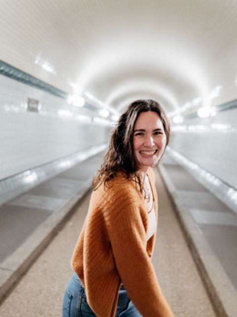 Frau im alten Elbtunnel in Hamburg