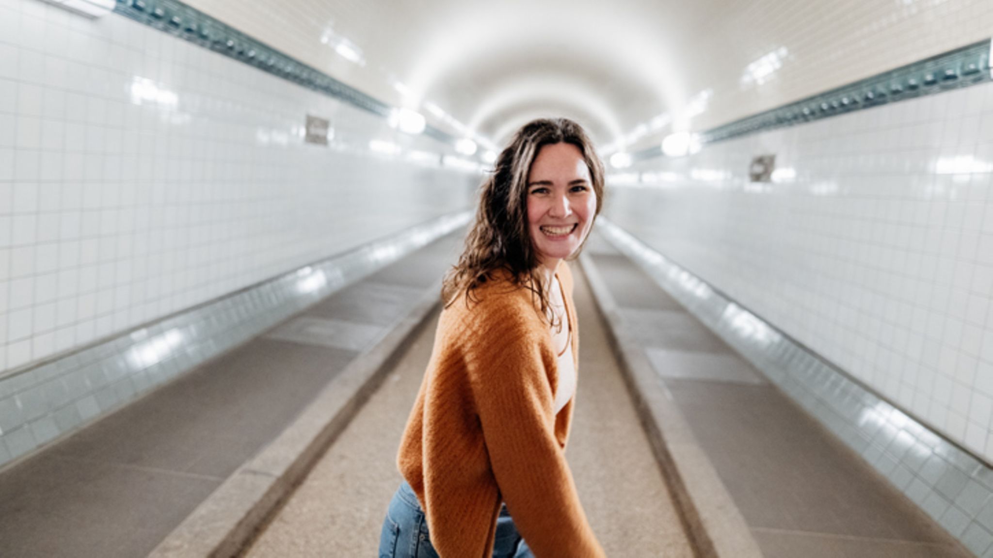 Frau im alten Elbtunnel in Hamburg