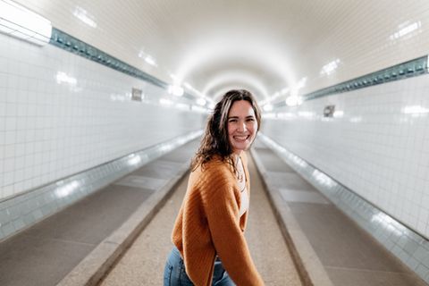 Frau im alten Elbtunnel in Hamburg