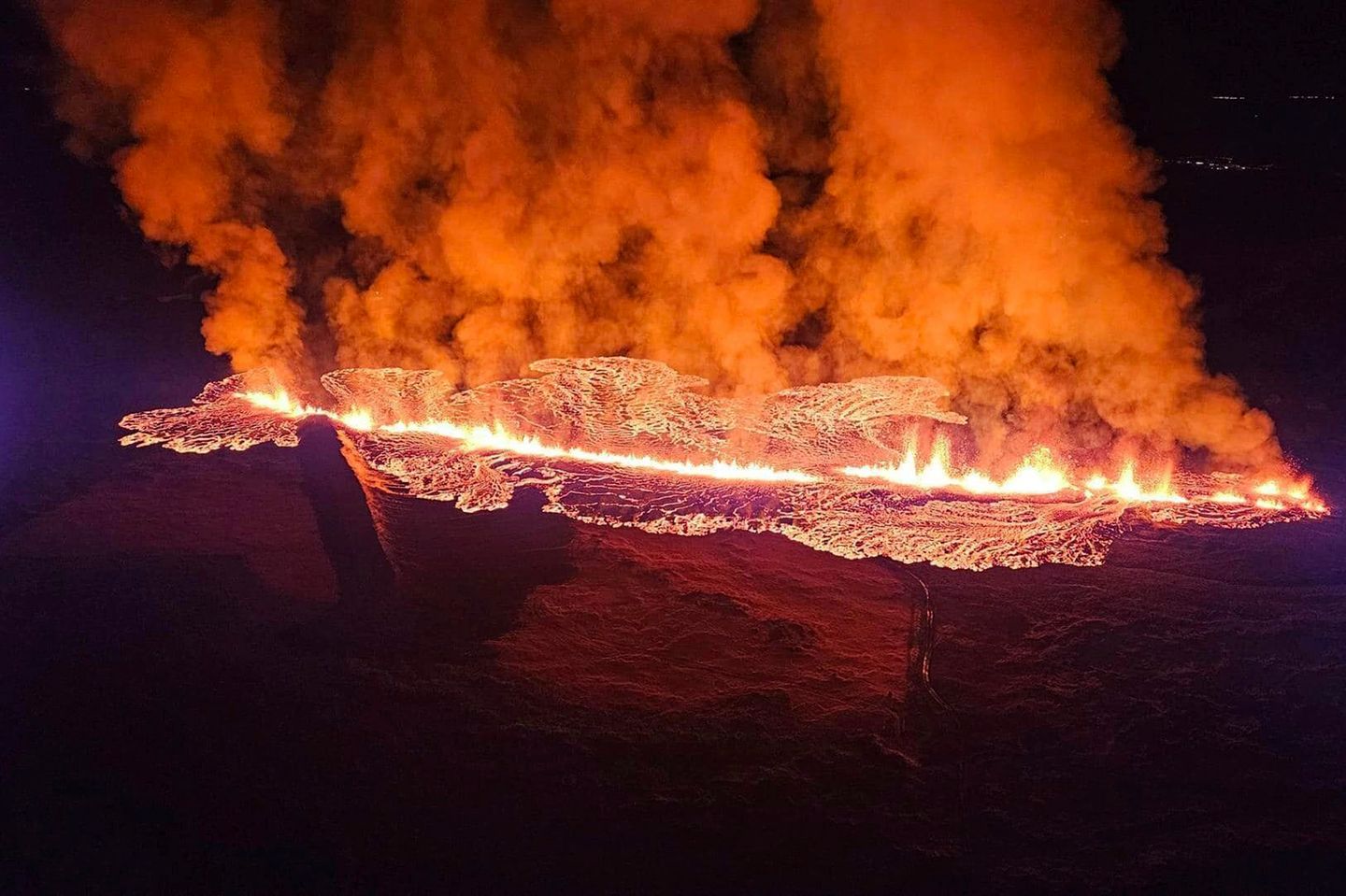 Arbeitsmaschinen werden abgezogen Zäh fließende Magma beim Vulkanausbruch auf Island im Januar 2024