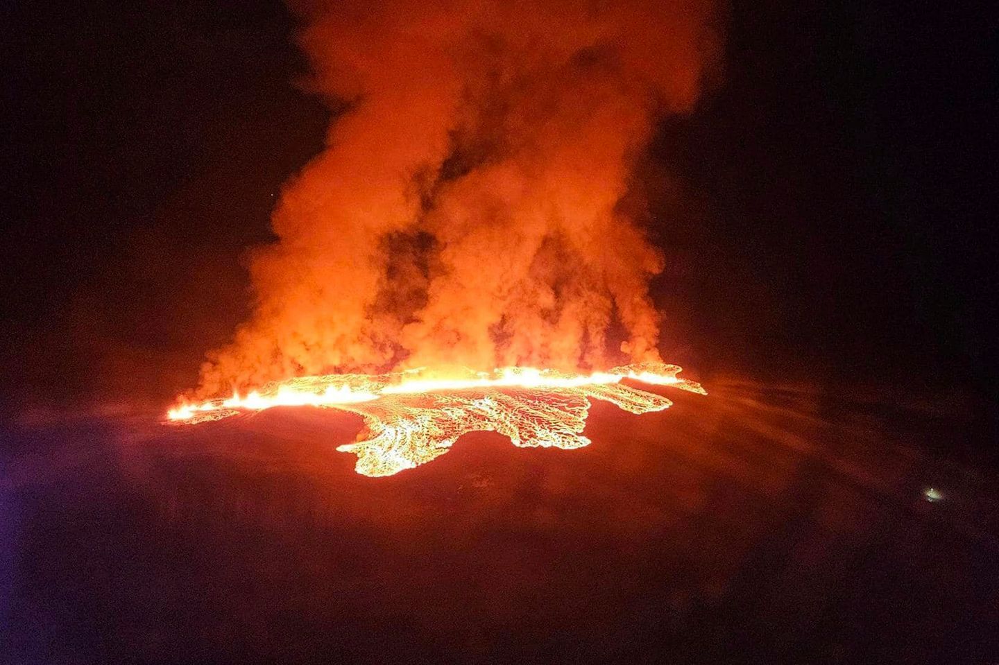 Große Mengen Magma treten aus Fließende Magma beim Vulkanausbruch auf Island im Januar 2024