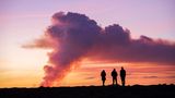Menschen betrachten den Vulkanausbruch auf Island im Januar 2024