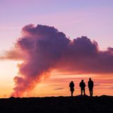 Menschen betrachten den Vulkanausbruch auf Island im Januar 2024