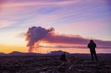 Menschen fotografieren den Vulkanausbruch auf Island im Januar 2024