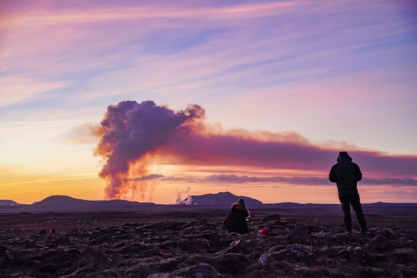"Ein schwarzer Tag für Island" Menschen fotografieren den Vulkanausbruch auf Island im Januar 2024