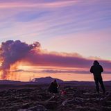 Menschen fotografieren den Vulkanausbruch auf Island im Januar 2024