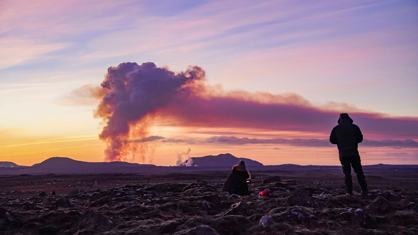 "Ein schwarzer Tag für Island" Menschen fotografieren den Vulkanausbruch auf Island im Januar 2024
