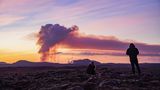 Menschen fotografieren den Vulkanausbruch auf Island im Januar 2024