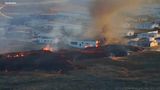Lava bricht neben einem Gebäude in der Nähe der Stadt Grindavík aus einem Vulkan