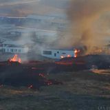 Lava bricht neben einem Gebäude in der Nähe der Stadt Grindavík aus einem Vulkan