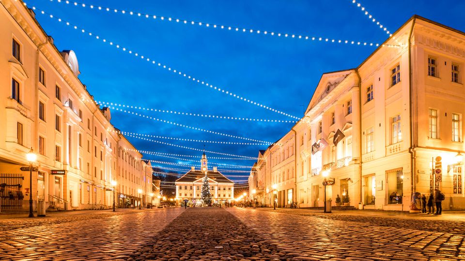 Kopfsteinpflaster, alte Häuser, Lichterketten in einer Abendstimmung