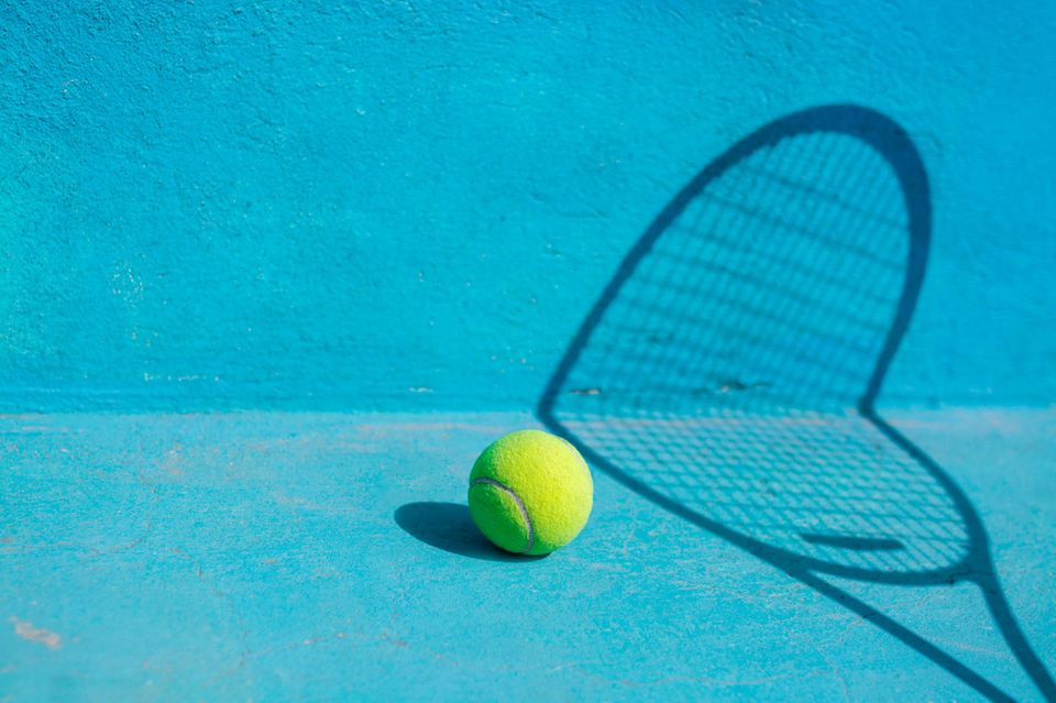 Tennisball in einer Halle 1.5004