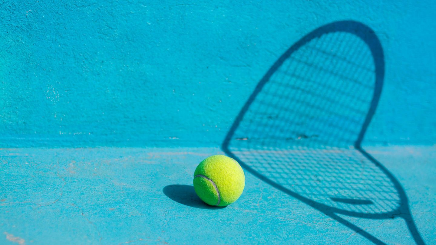 Tennisball in einer Halle Tennisball in einer Halle