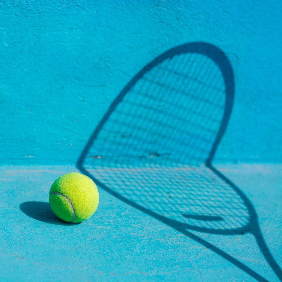 Tennisball in einer Halle