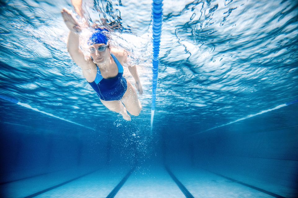 Schwimmen entlastet die Gelenke  1.4982