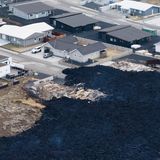 Große Mengen Lava fließen um die Häuser von Grindavík