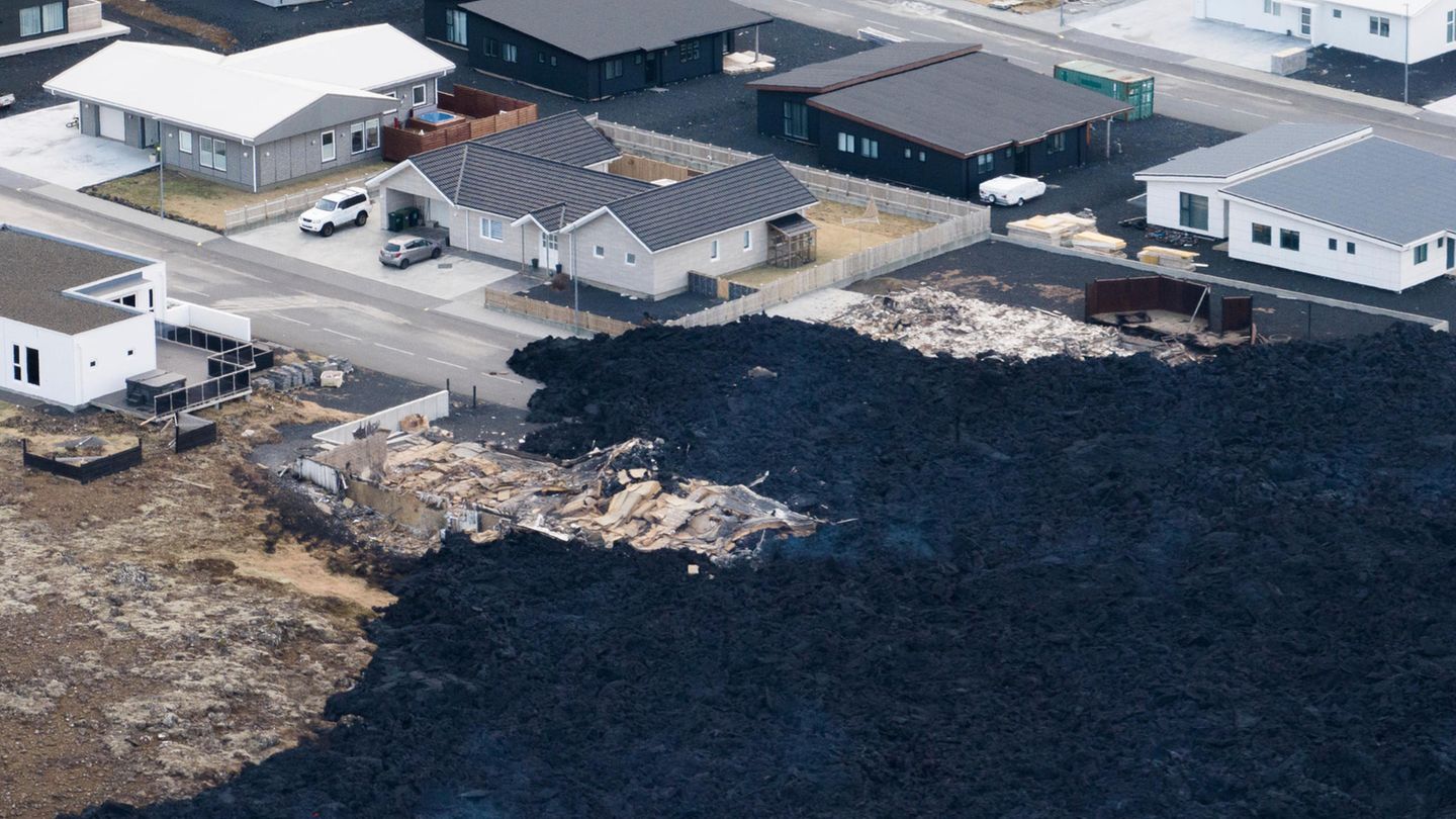 Große Mengen Lava fließen um die Häuser von Grindavík