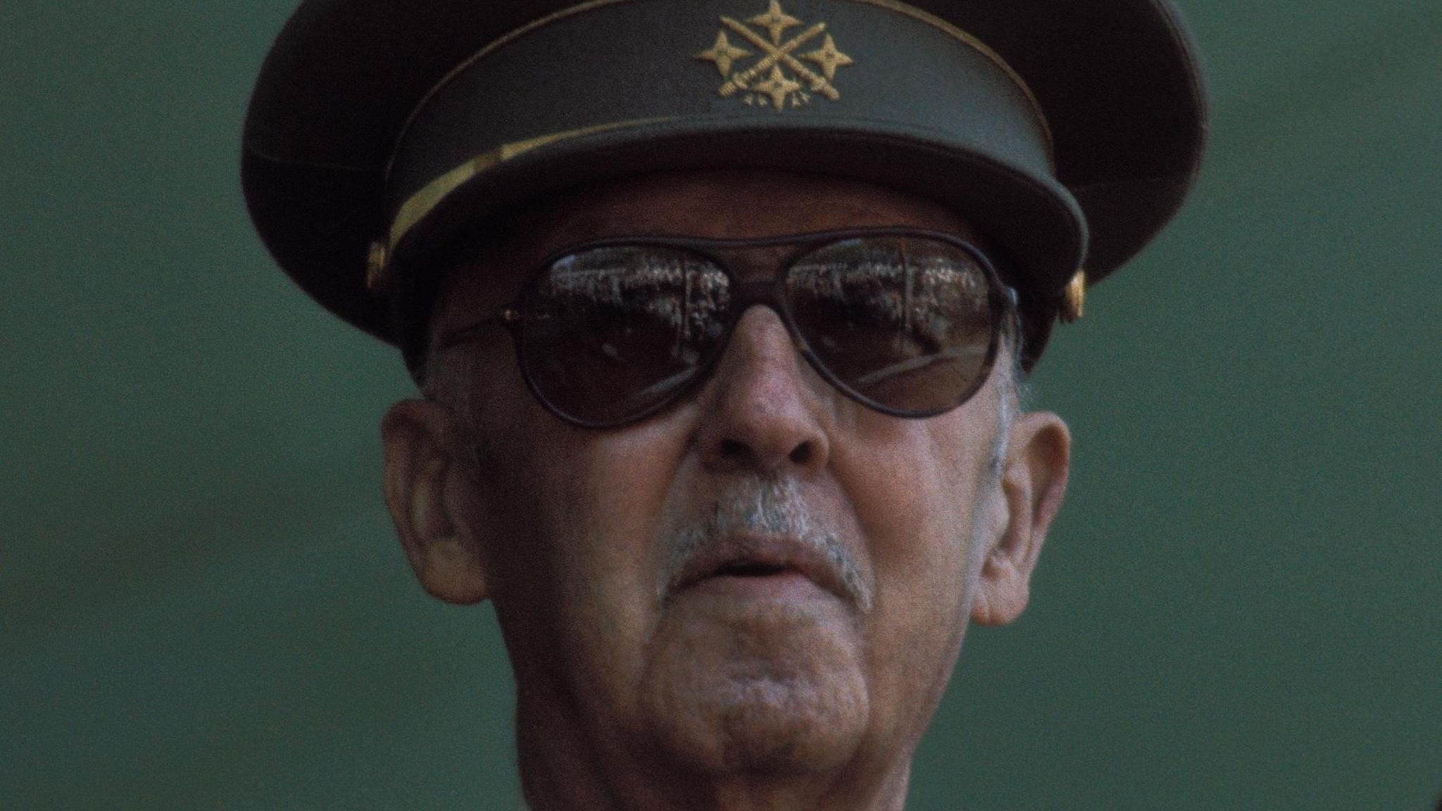 Der greise Francisco Franco mit Uniform und Sonnenbrille