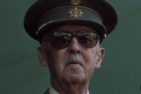 Der greise Francisco Franco mit Uniform und Sonnenbrille