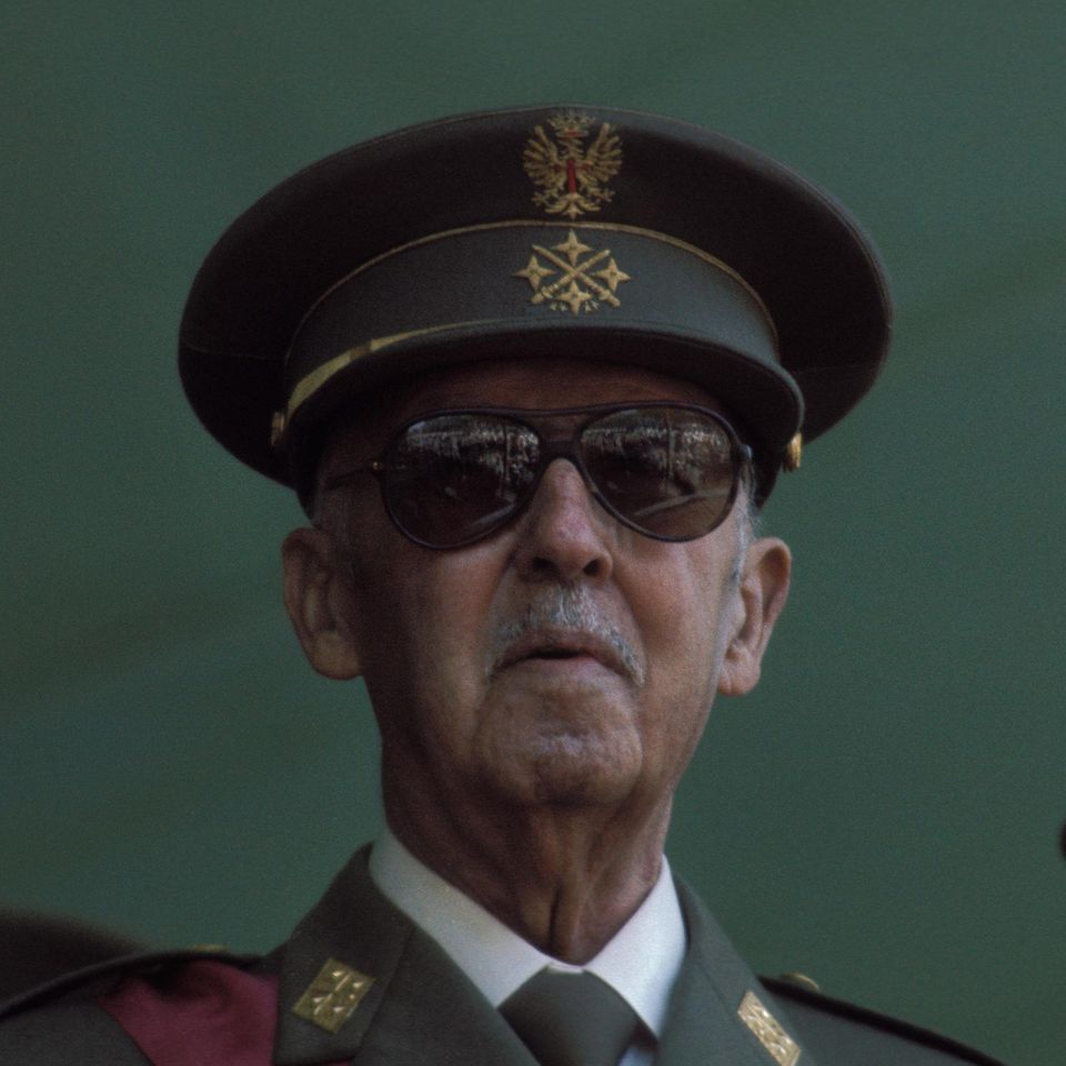 Der greise Francisco Franco mit Uniform und Sonnenbrille