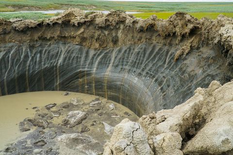 Ein Krater auf der sibirischen Halbinsel Yamal