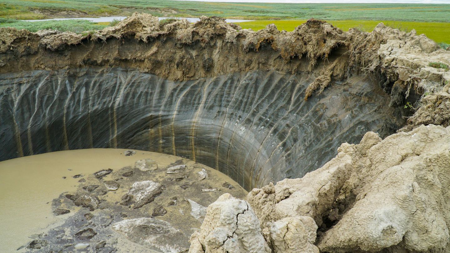 Ein Krater auf der sibirischen Halbinsel Yamal