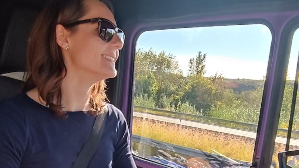 Anna-Lena Schmitt längt das Auto Anna-Lena Schmitt längt das Auto