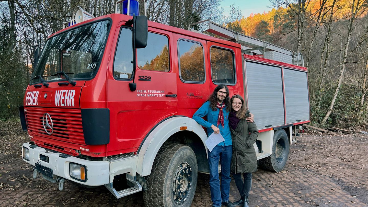 Sebastian und Anna-Lena Schmitt stehen vor dem Feuwehrauto - vor dem Umbau