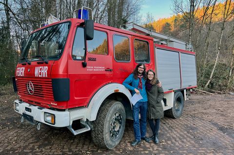 Sebastian und Anna-Lena Schmitt stehen vor dem Feuwehrauto - vor dem Umbau