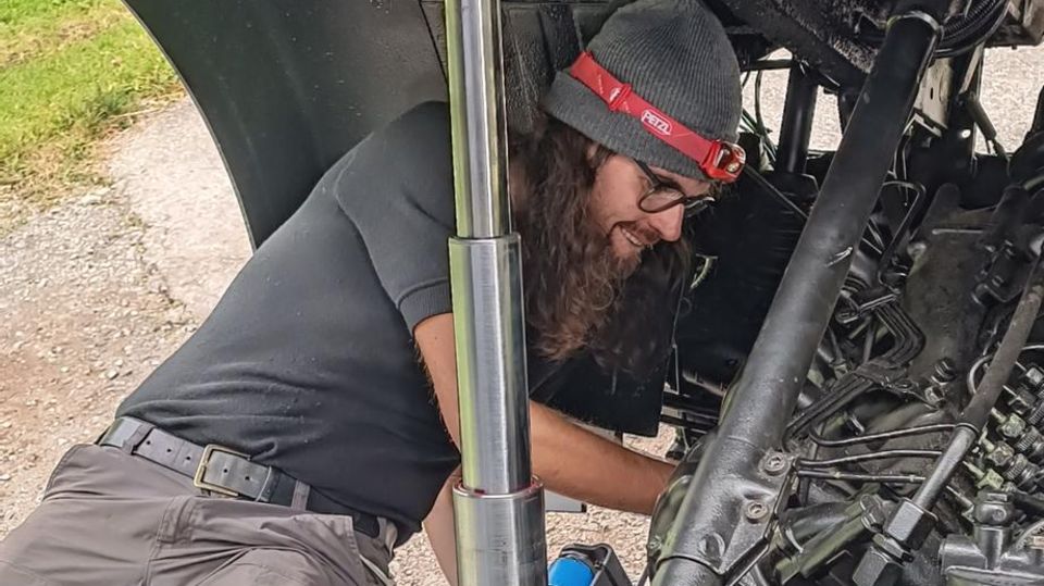 Sebastian Schmitt schraubt am Motor des Wagens. Sebastian Schmitt schraubt am Motor des Wagens.