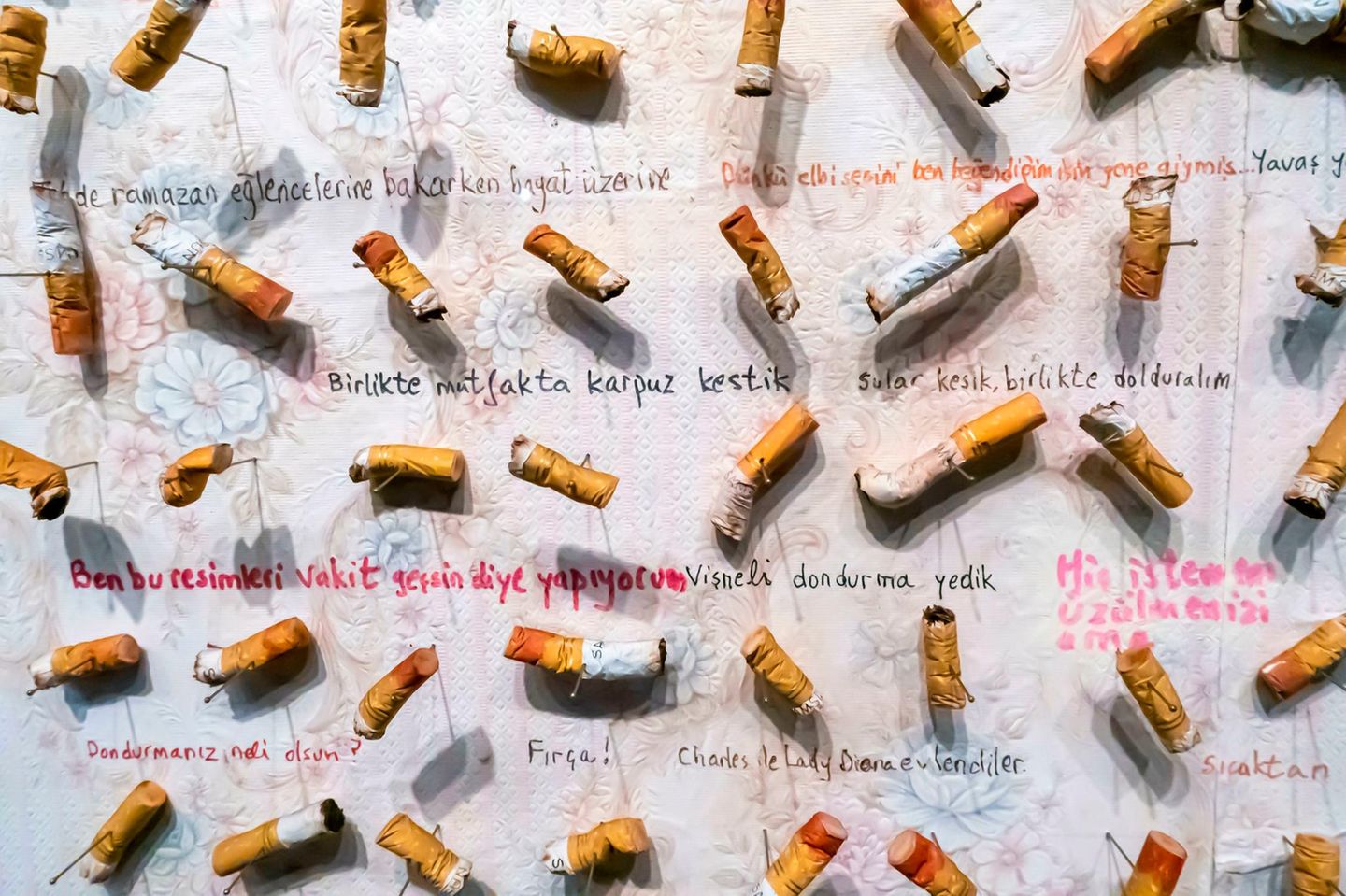 Zigarettenstummel aufgeklebt und kommentiert